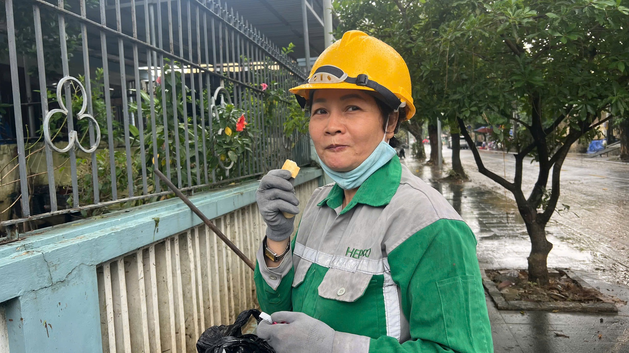 Rác chất đống sau lũ lịch sử, Chủ tịch TP Huế lên Facebook kêu gọi chung tay dọn dẹp - Ảnh 3. Rác khổng lồ sau lũ lịch sử, Chủ tịch TP Huế kêu gọi mọi người chung tay dọn dẹp - Ảnh 1.