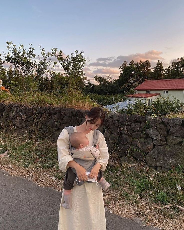 Nhiều bà mẹ phải đối mặt với việc: Ở nhà thì không có tiền, mà đi làm thì không có ai chăm con- Ảnh 1. Nhiều bà mẹ phải đối mặt với việc: Ở nhà thì không có tiền, mà đi làm thì không có ai chăm con- Ảnh 1.