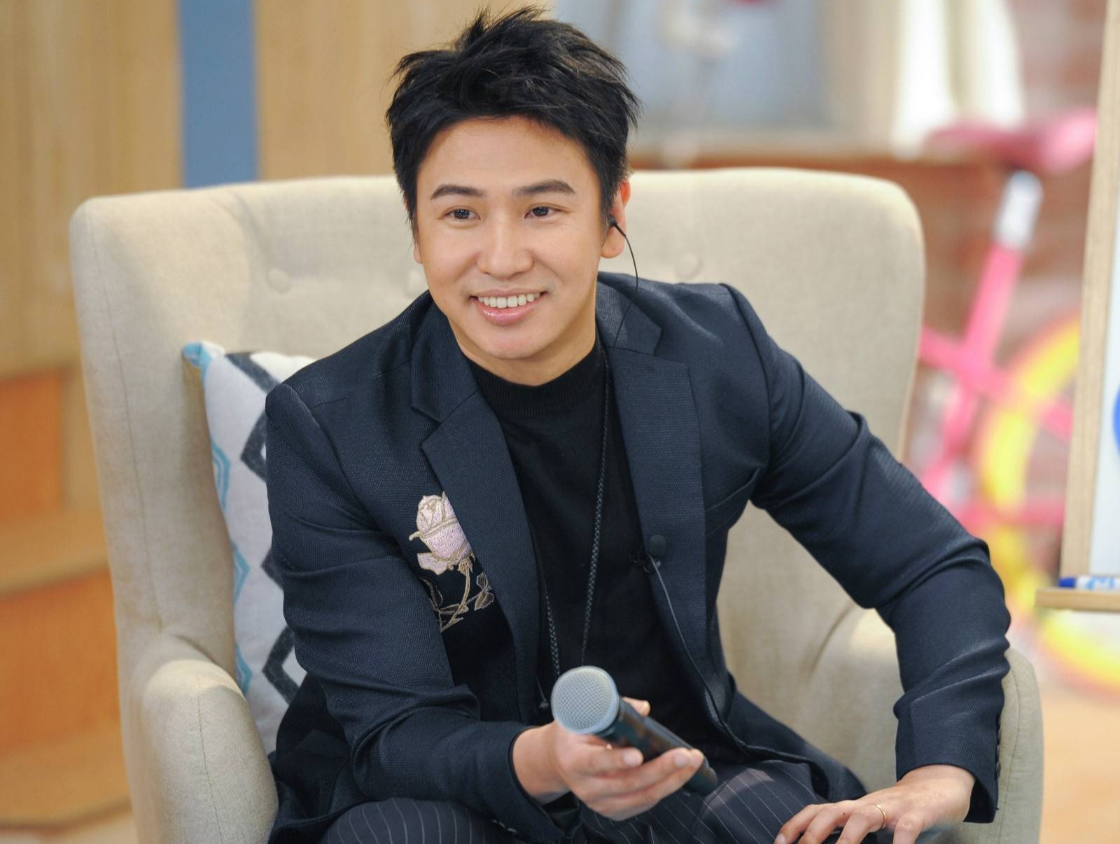 "Sao nam phim giờ vàng" ly thân vợ hai đẹp như hot girl sau hơn 1 năm kết hôn? - Ảnh 2. "Sao nam phim giờ vàng" ly thân vợ hai đẹp như hot girl sau hơn 1 năm kết hôn? - Ảnh 2.