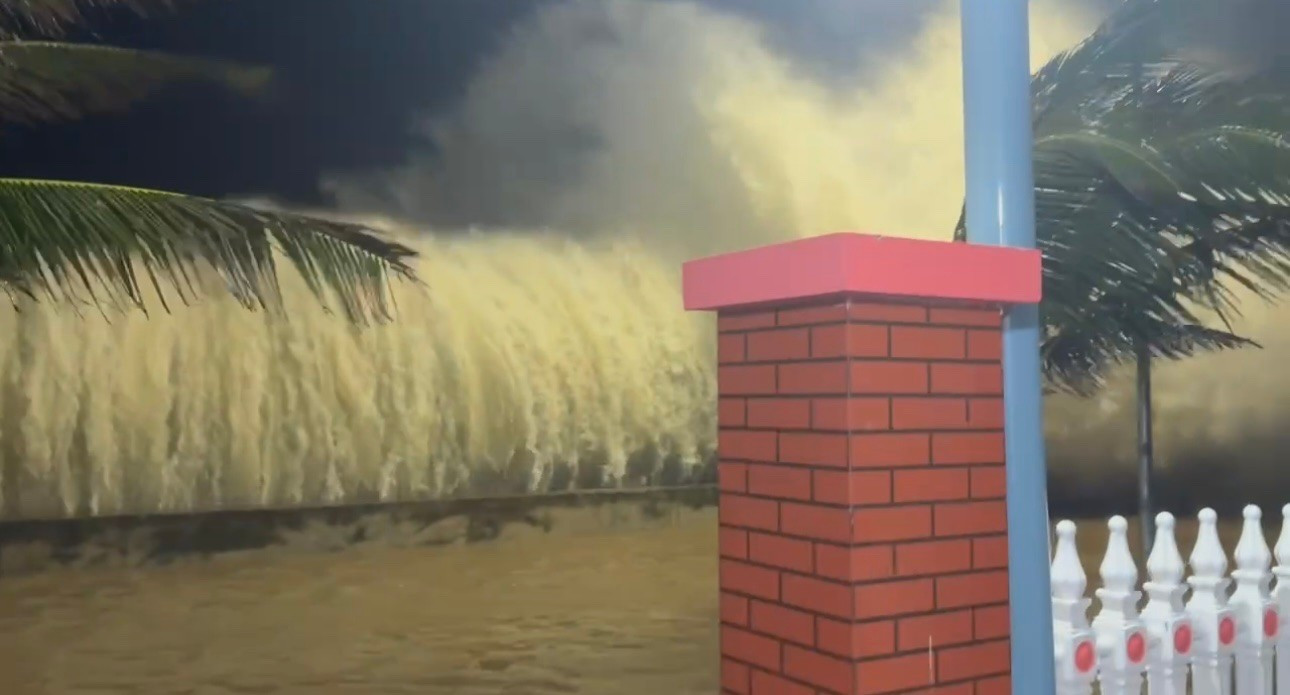 Bất an vì triều cường tấn công, xuyên đêm sơ tán người già, trẻ nhỏ - Ảnh 2.