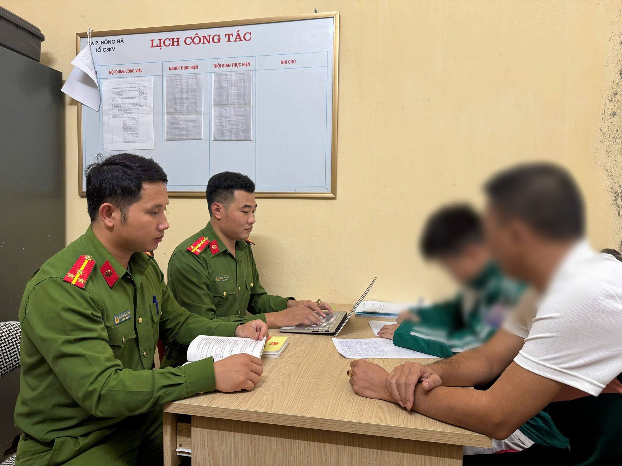 Không bị khởi tố hình sự, nam sinh lớp 8 tấn công rồi đẩy bạn xuống hồ có thể bị xử lý thế nào? - Ảnh 1. Không bị khởi tố hình sự, nam sinh lớp 8 tấn công rồi đẩy bạn xuống hồ có thể bị xử lý thế nào? - Ảnh 1.