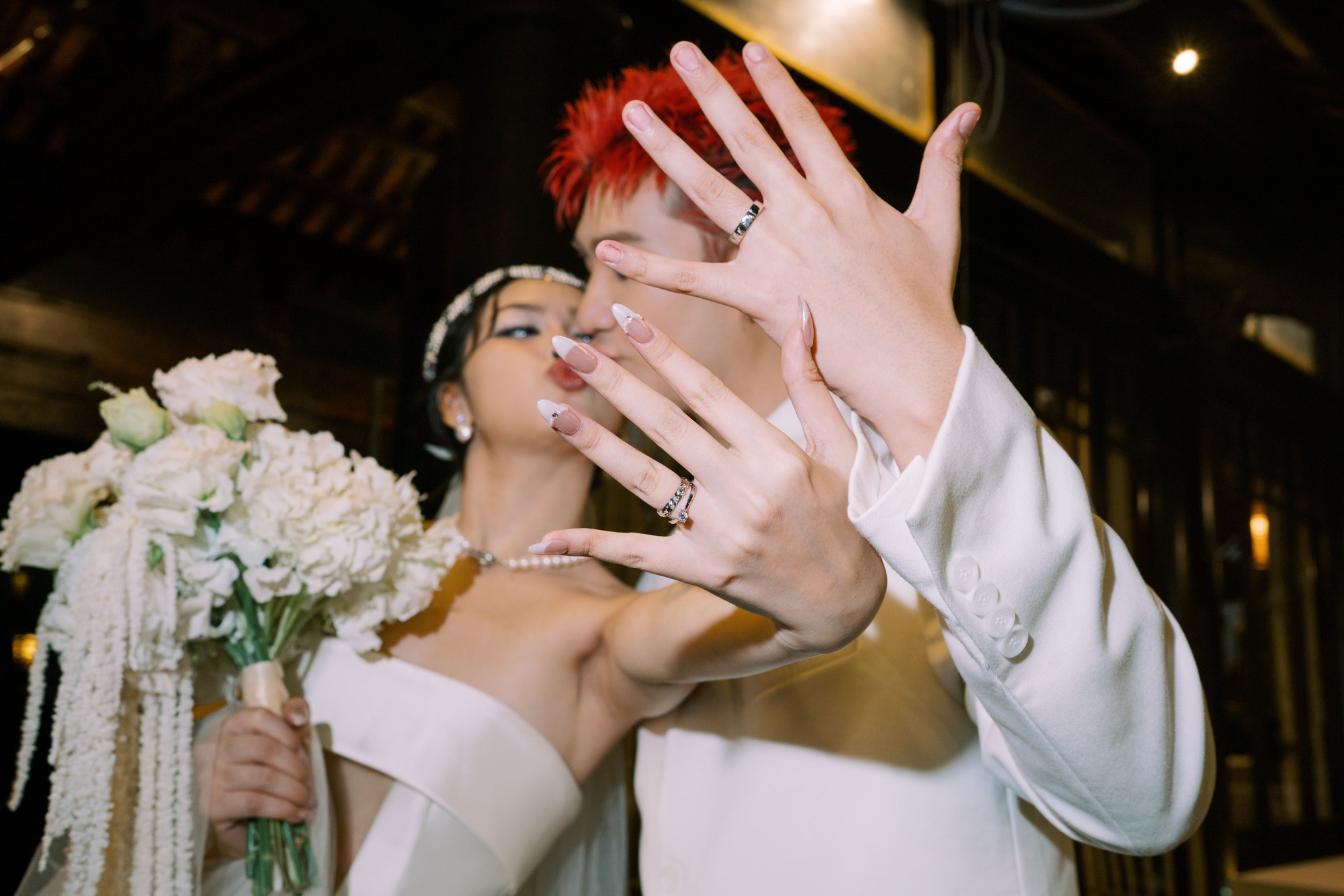 Soi nhanh cặp nhẫn cưới full kim cương của cặp đôi giờ vàng Đình Tú-Ngọc Huyền, mức giá khiến nhiều người bất ngờ - Ảnh 6. Soi nhanh cặp nhẫn cưới full kim cương của cặp đôi giờ vàng Đình Tú-Ngọc Huyền, mức giá khiến nhiều người bất ngờ - Ảnh 6.