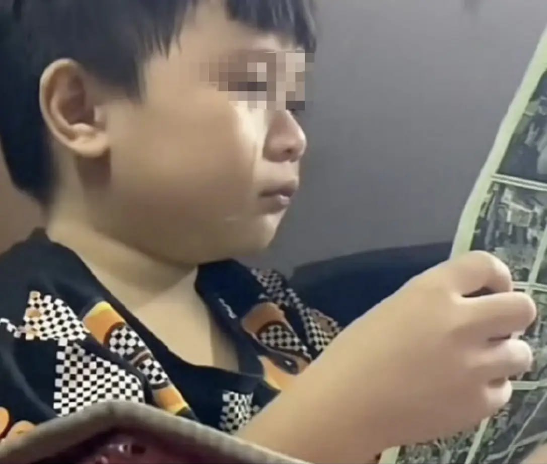 1 tiếng đồng hồ đứng khóc của cậu bé khiến MXH tranh cãi - Ảnh 1. 1 tiếng đồng hồ đứng khóc của cậu bé khiến MXH tranh cãi - Ảnh 1.