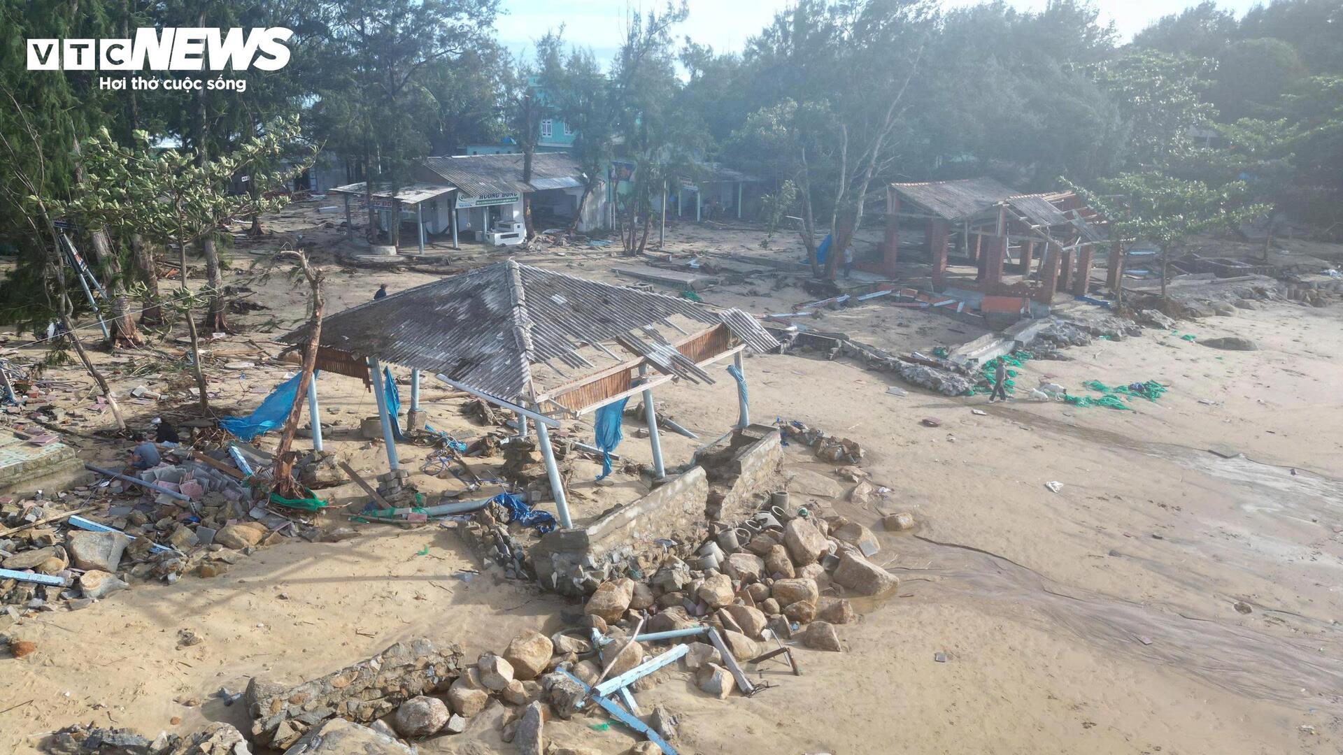 Cảnh đổ nát ở những ngôi làng ven biển Quảng Ngãi sau bão số 13 - Ảnh 1.