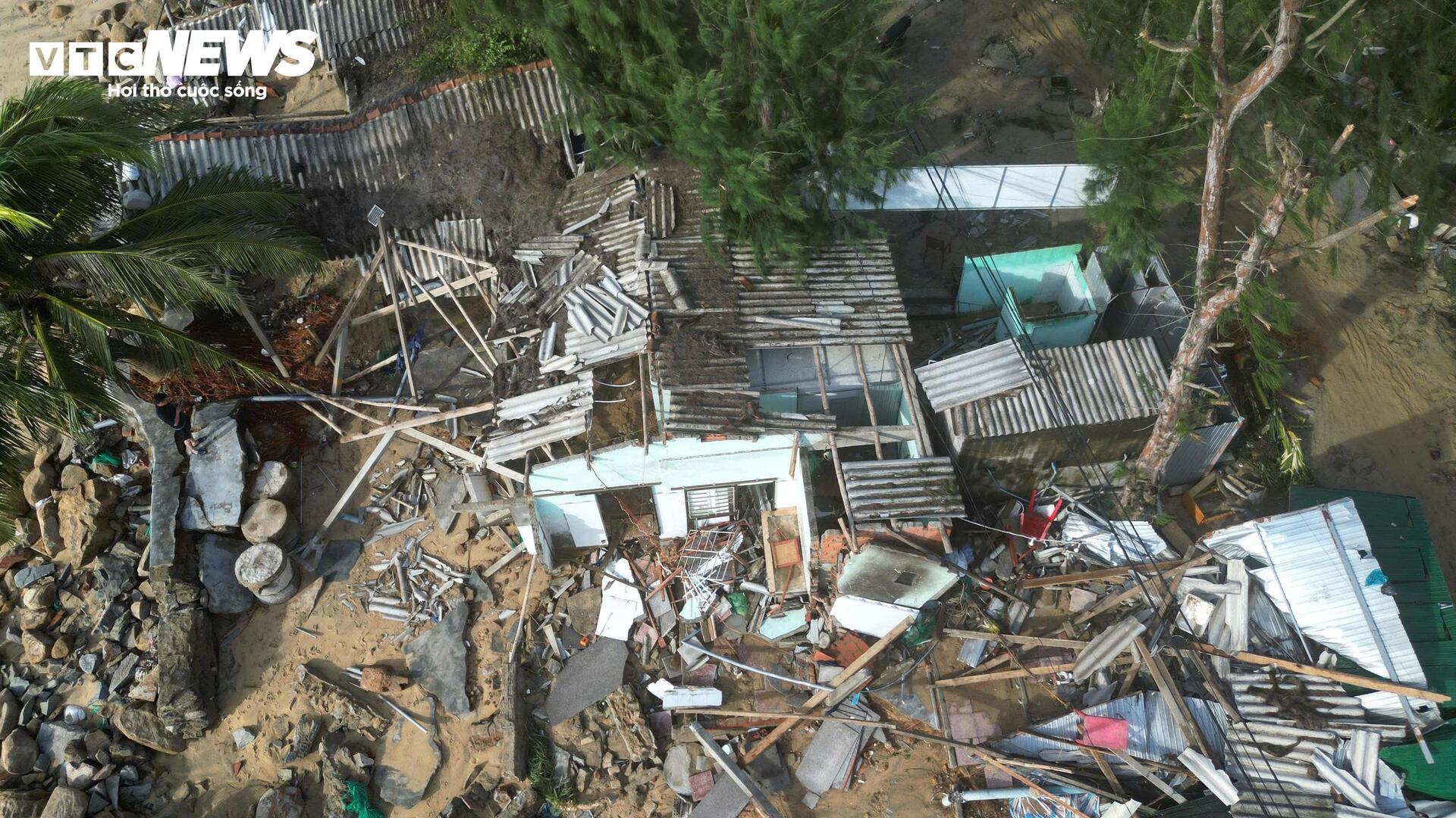 Cảnh đổ nát ở những ngôi làng ven biển Quảng Ngãi sau bão số 13 - Ảnh 2.