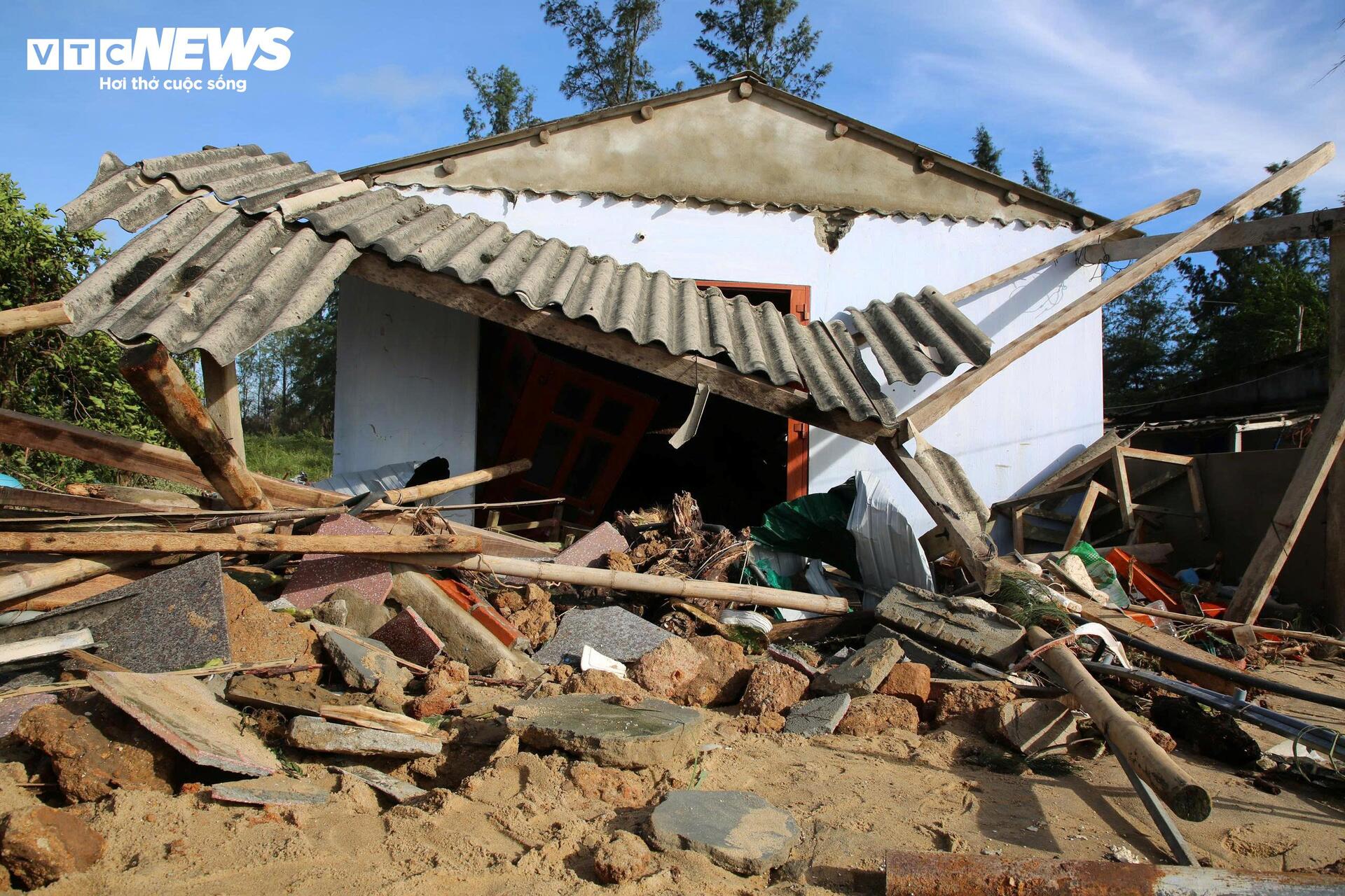 Cảnh đổ nát ở những ngôi làng ven biển Quảng Ngãi sau bão số 13 - Ảnh 5.