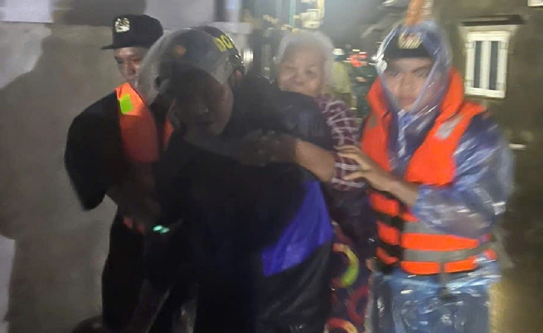 Bất an vì triều cường tấn công, xuyên đêm sơ tán người già, trẻ nhỏ - Ảnh 1.