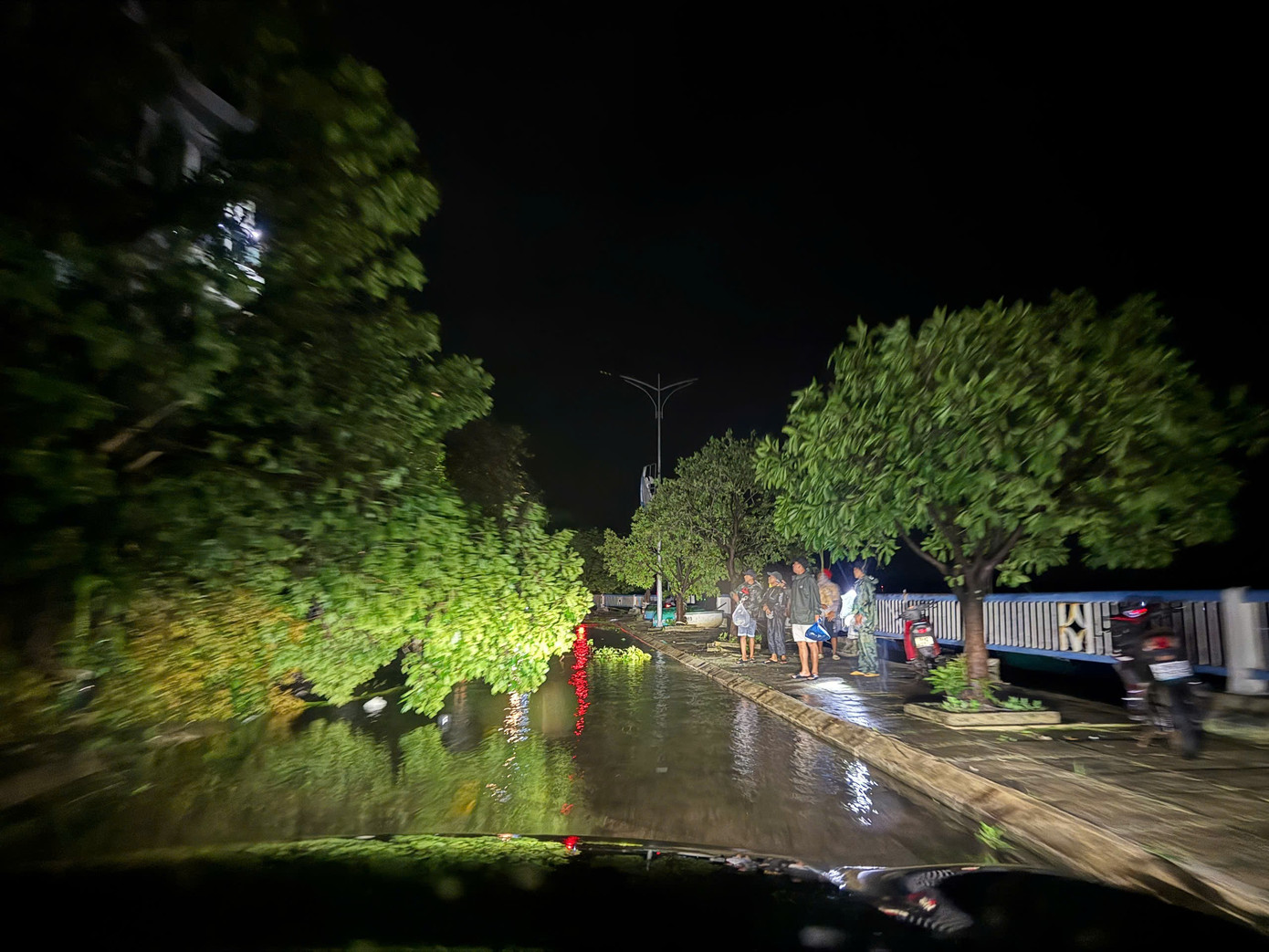 Nước lũ dâng ngập hơn 2m ở Đắk Lắk - Ảnh 2.