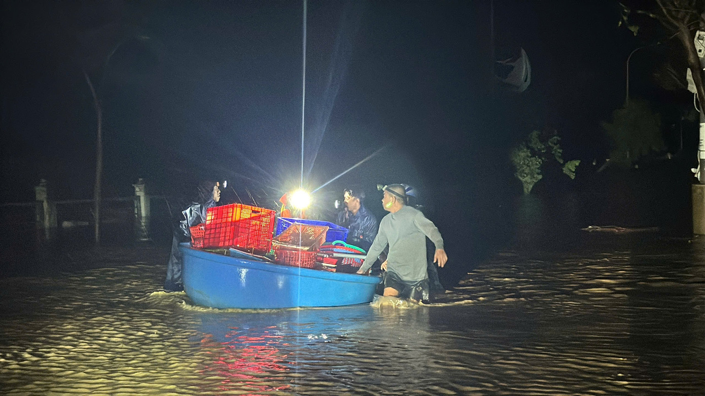 Nước lũ dâng ngập hơn 2m ở Đắk Lắk - Ảnh 4.