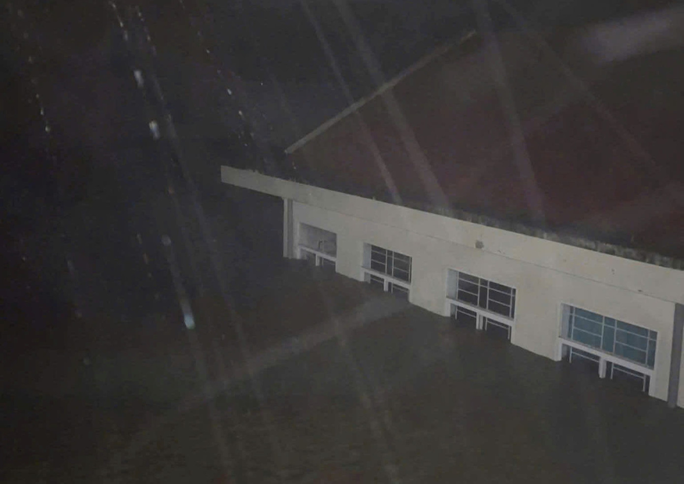 Nước lũ dâng ngập hơn 2m ở Đắk Lắk - Ảnh 1.