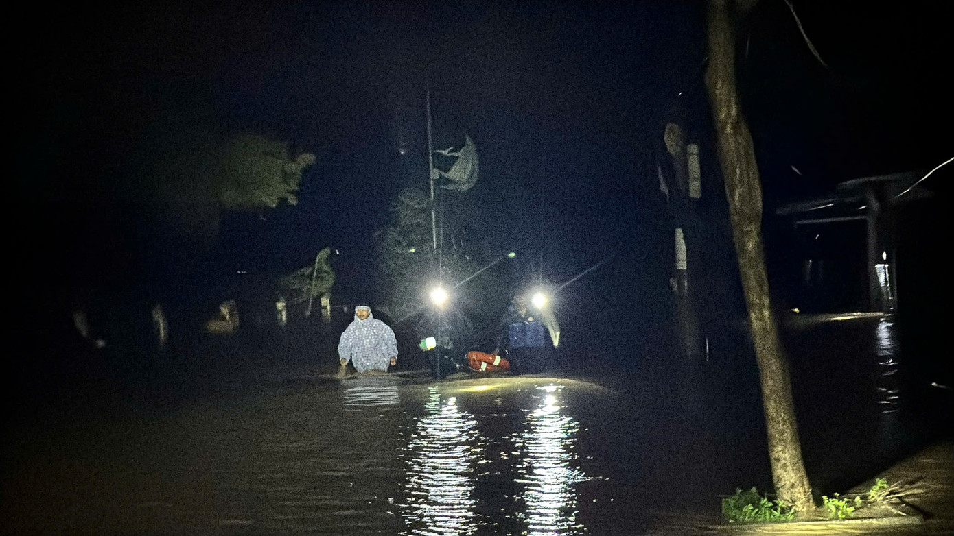 Nước lũ dâng ngập hơn 2m ở Đắk Lắk - Ảnh 5.