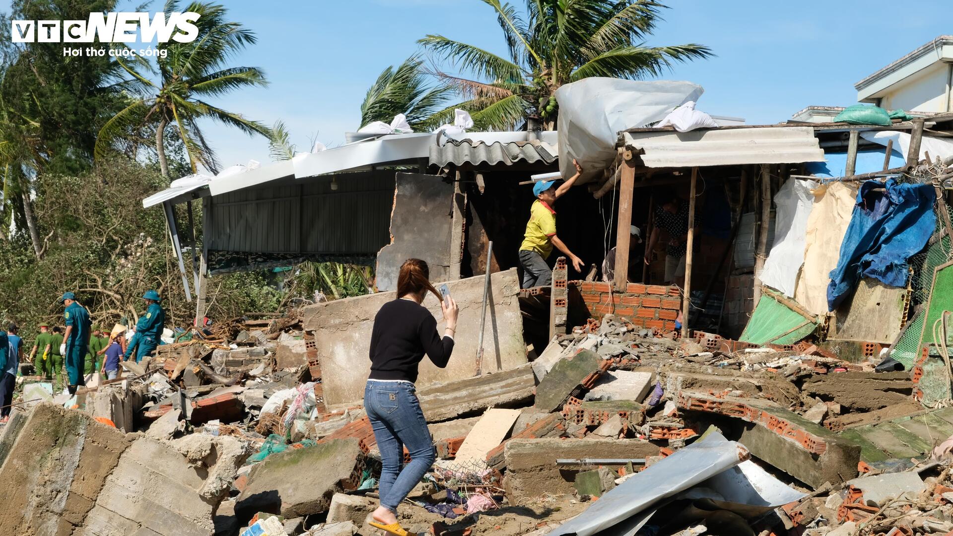 Cảnh đổ nát ở những ngôi làng ven biển Quảng Ngãi sau bão số 13 - Ảnh 6.