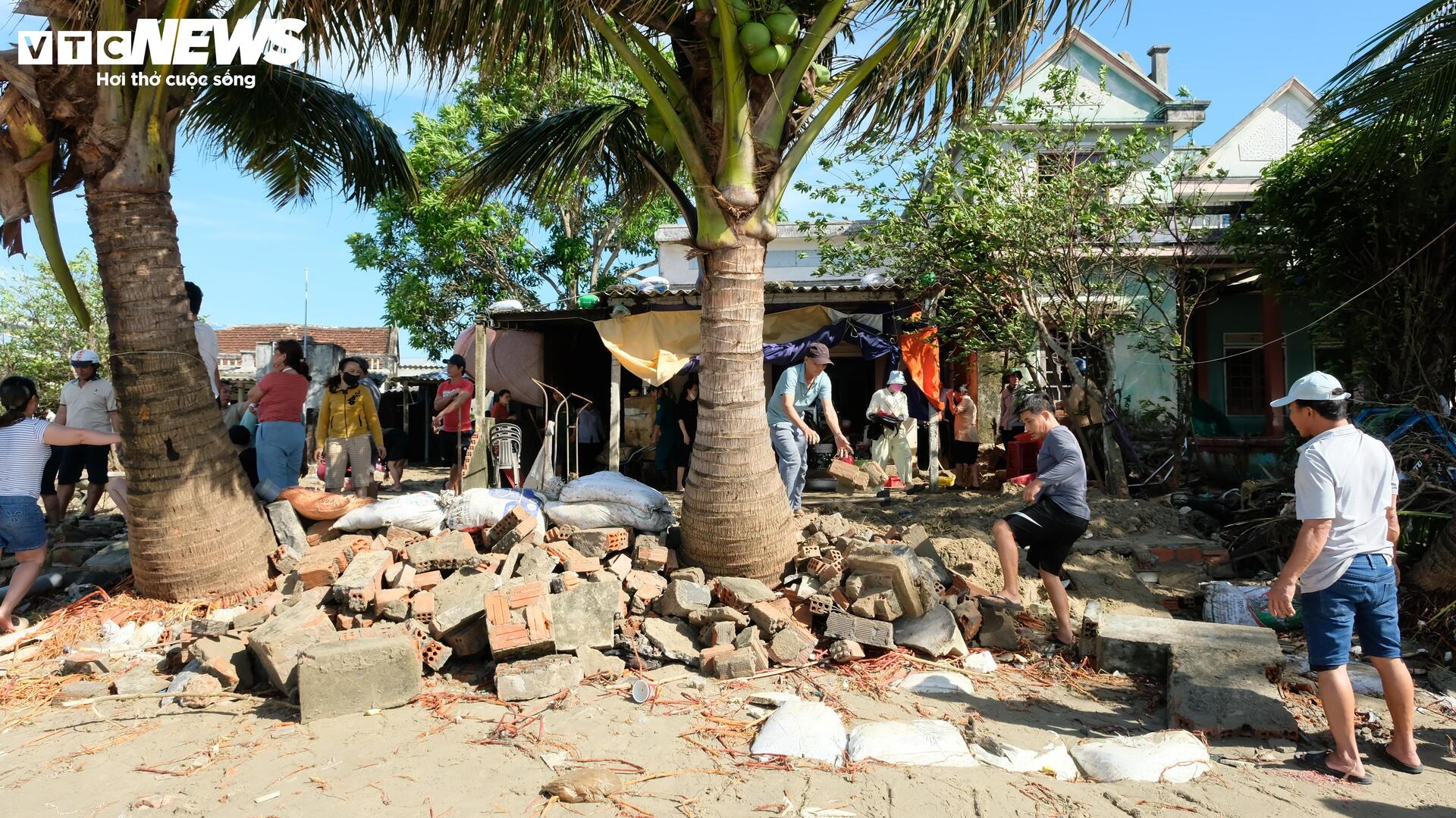 Cảnh đổ nát ở những ngôi làng ven biển Quảng Ngãi sau bão số 13 - Ảnh 7.
