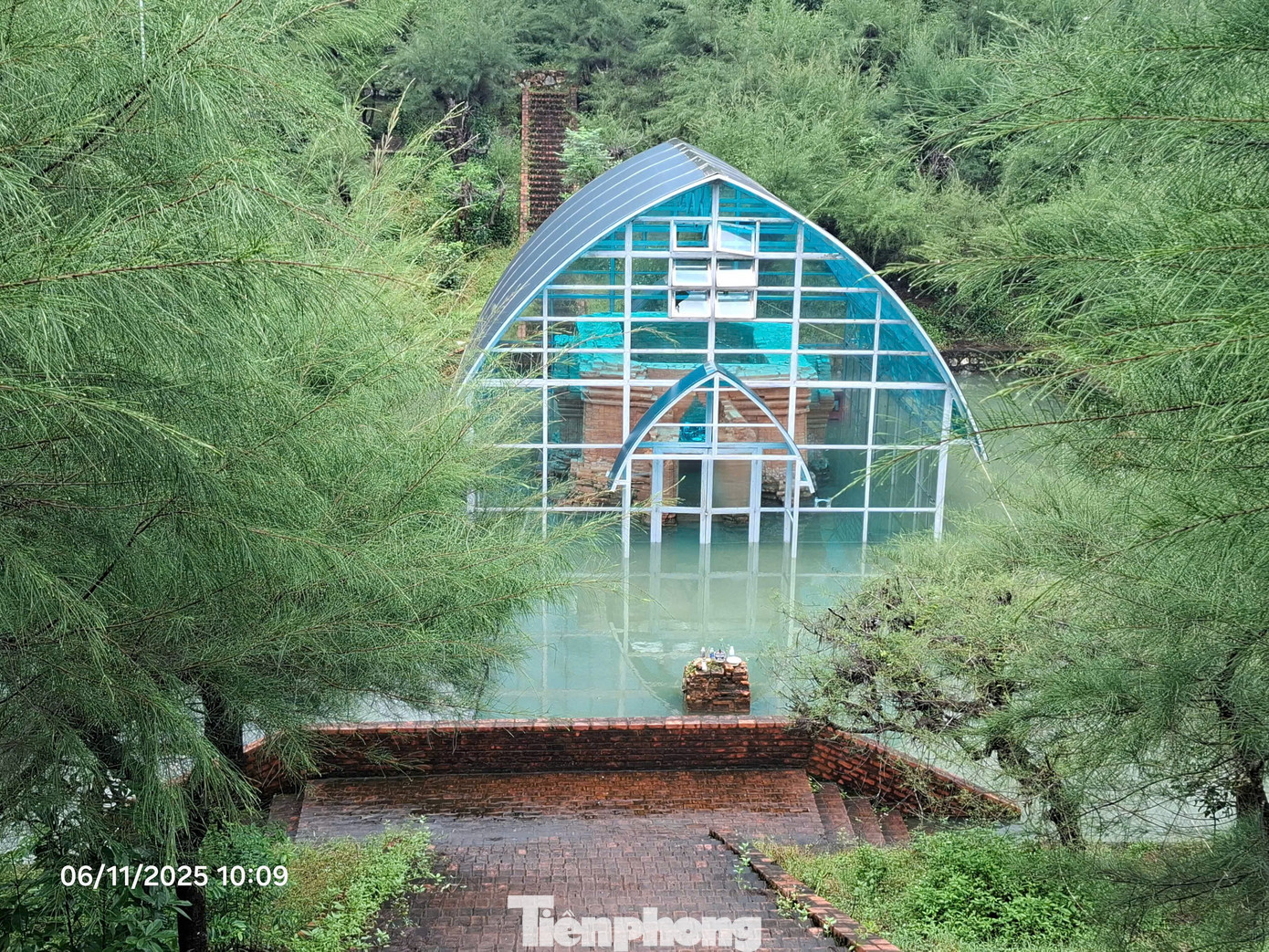 Xót xa tháp Chăm nghìn năm tuổi tại Huế bị ngâm nhiều ngày giữa nước lớn, dân lo sập đổ - Ảnh 1.