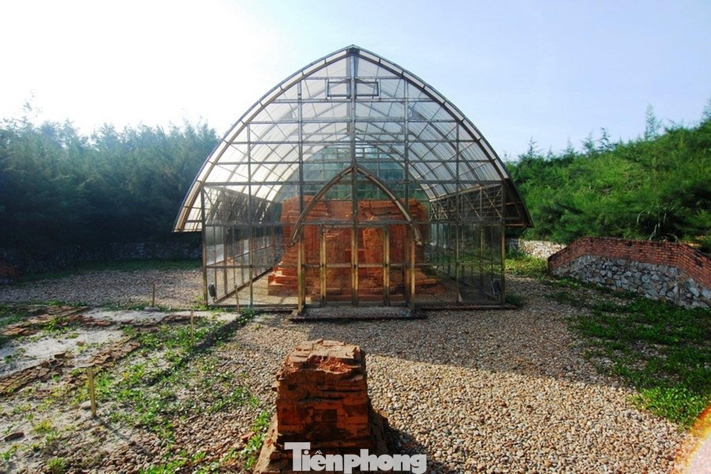 Xót xa tháp Chăm nghìn năm tuổi tại Huế bị ngâm nhiều ngày giữa nước lớn, dân lo sập đổ - Ảnh 3.