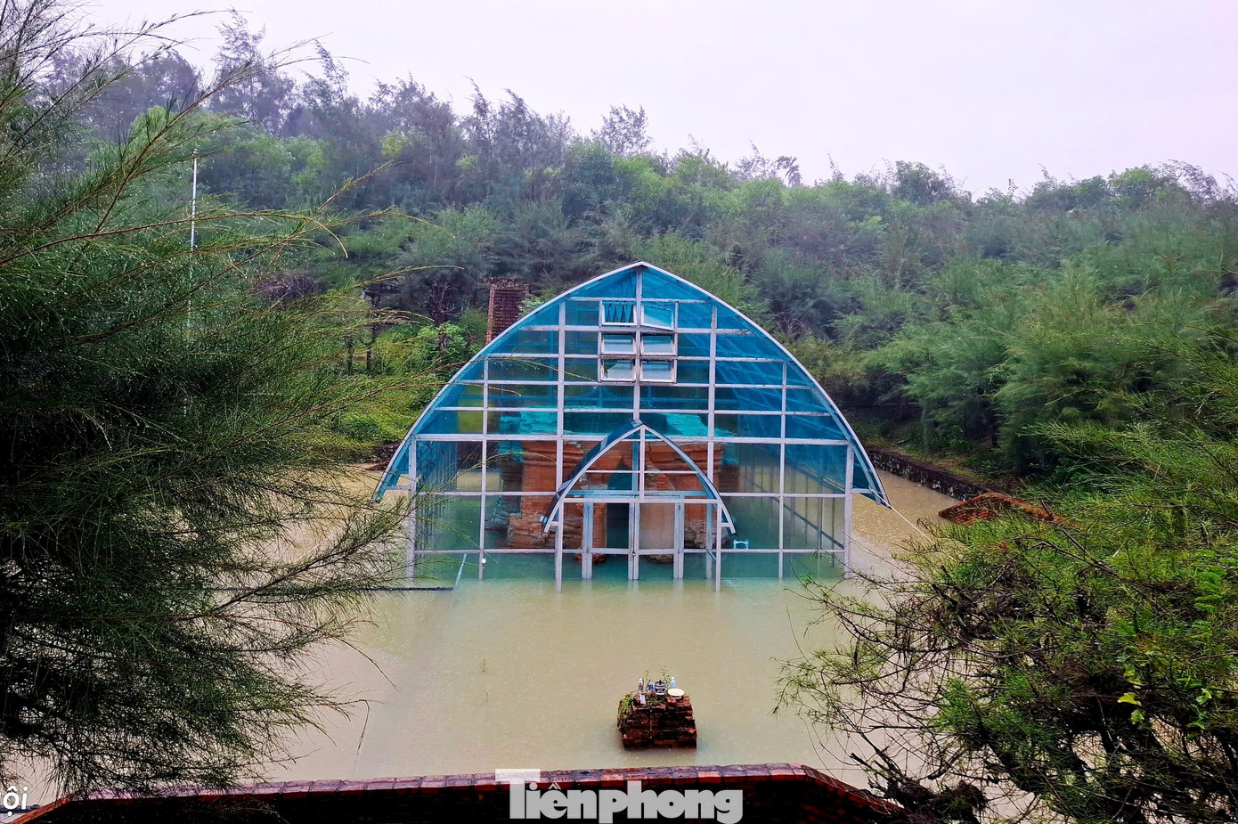 Xót xa tháp Chăm nghìn năm tuổi tại Huế bị ngâm nhiều ngày giữa nước lớn, dân lo sập đổ - Ảnh 4.