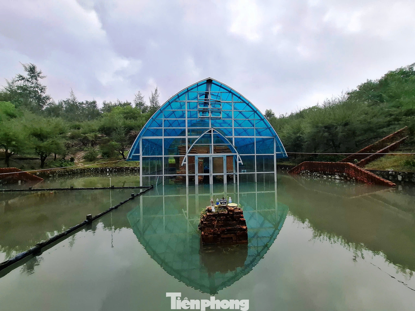 Xót xa tháp Chăm nghìn năm tuổi tại Huế bị ngâm nhiều ngày giữa nước lớn, dân lo sập đổ - Ảnh 5.