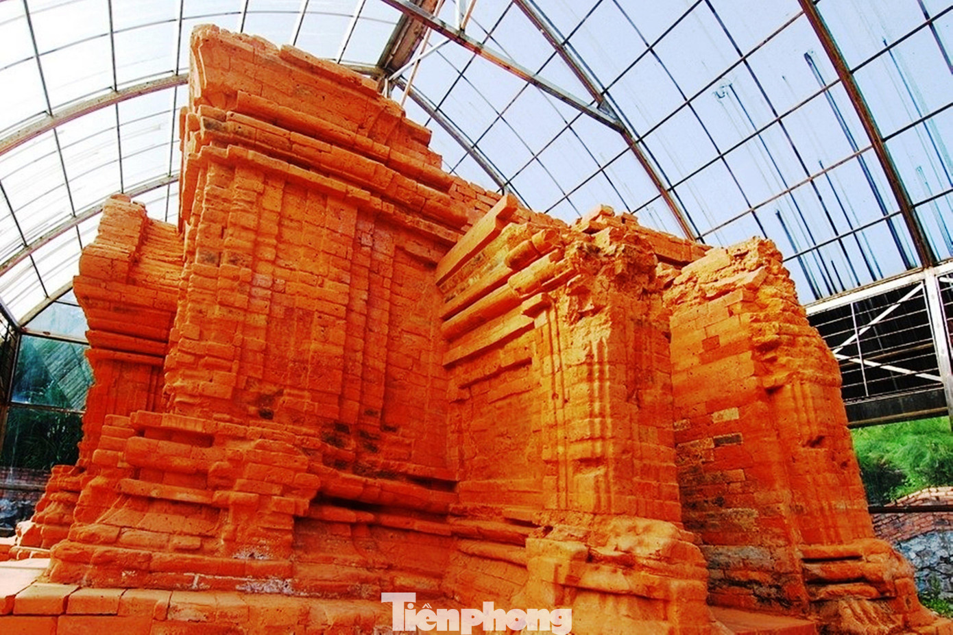 Xót xa tháp Chăm nghìn năm tuổi tại Huế bị ngâm nhiều ngày giữa nước lớn, dân lo sập đổ - Ảnh 6.