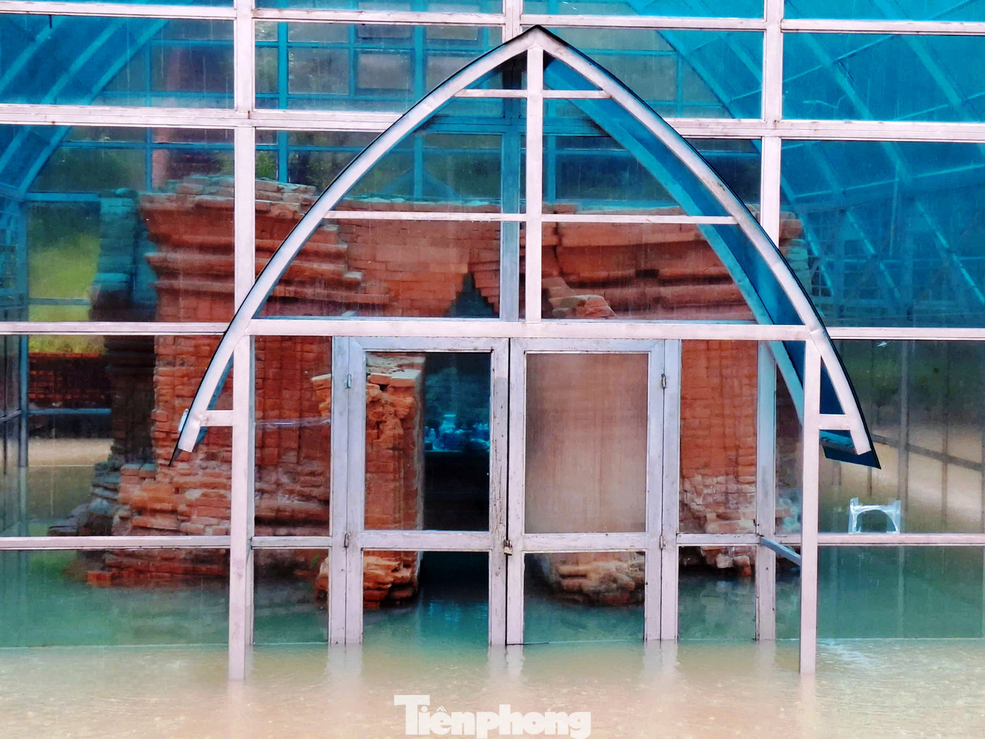 Xót xa tháp Chăm nghìn năm tuổi tại Huế bị ngâm nhiều ngày giữa nước lớn, dân lo sập đổ - Ảnh 11.