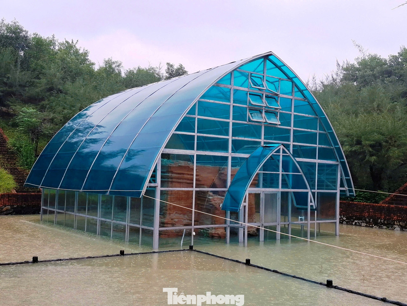 Xót xa tháp Chăm nghìn năm tuổi tại Huế bị ngâm nhiều ngày giữa nước lớn, dân lo sập đổ - Ảnh 10.