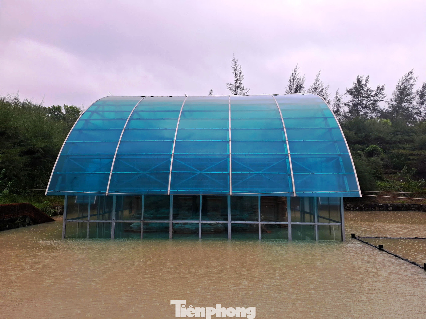 Xót xa tháp Chăm nghìn năm tuổi tại Huế bị ngâm nhiều ngày giữa nước lớn, dân lo sập đổ - Ảnh 9.