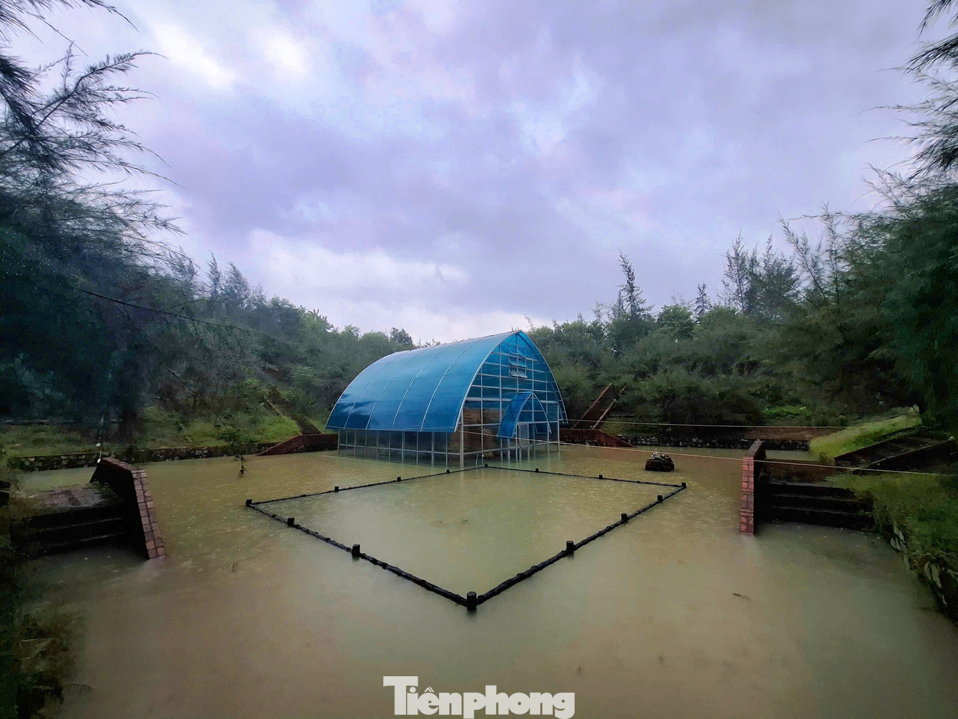 Xót xa tháp Chăm nghìn năm tuổi tại Huế bị ngâm nhiều ngày giữa nước lớn, dân lo sập đổ - Ảnh 8.