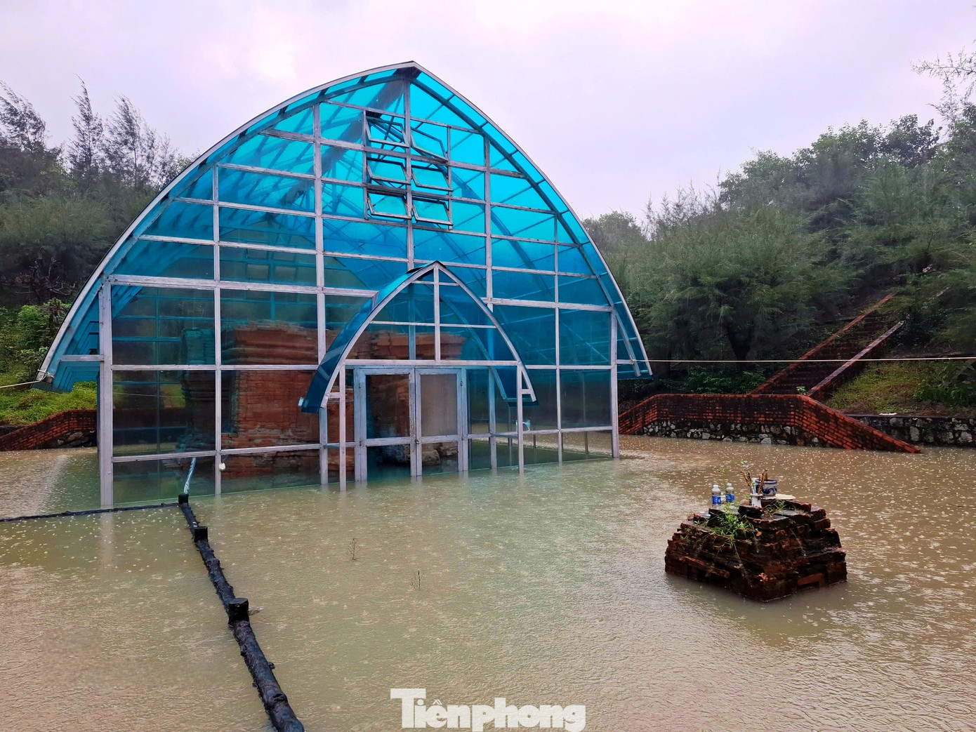 Xót xa tháp Chăm nghìn năm tuổi tại Huế bị ngâm nhiều ngày giữa nước lớn, dân lo sập đổ - Ảnh 14.