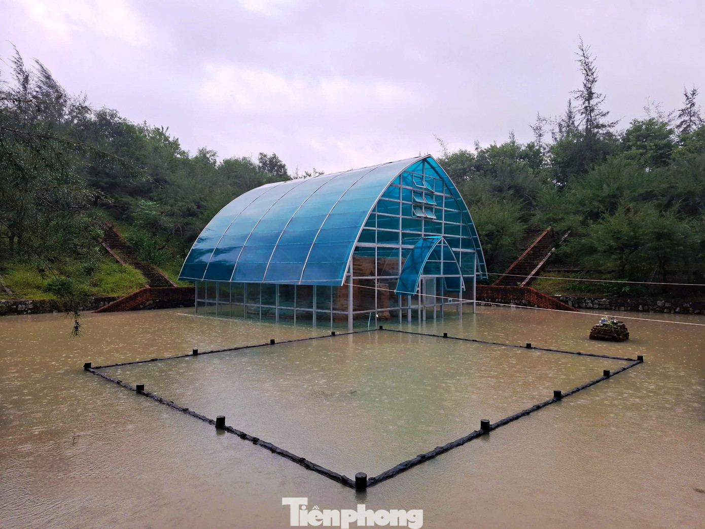 Xót xa tháp Chăm nghìn năm tuổi tại Huế bị ngâm nhiều ngày giữa nước lớn, dân lo sập đổ - Ảnh 13.