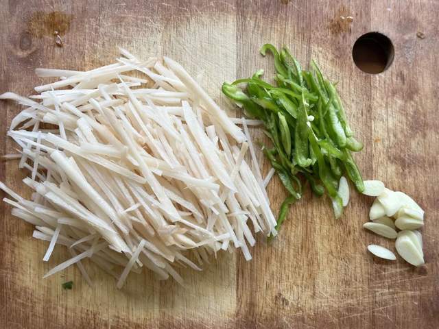 Bữa cơm mùa đông bạn nên ăn loại thực phẩm màu trắng này: Chỉ cần xào 5 phút là có món ăn giòn tan, đậm đà - Ảnh 2. Bữa cơm mùa đông bạn nên ăn loại thực phẩm màu trắng này: Chỉ cần xào 5 phút là có món ăn giòn tan, đậm đà - Ảnh 2.