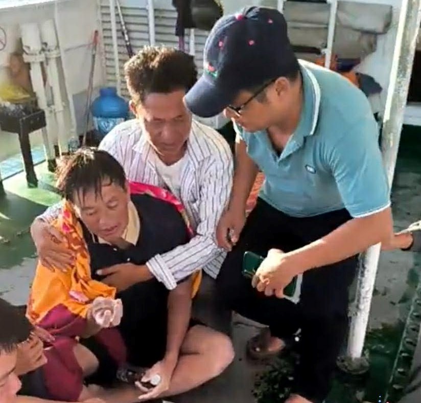 Phép màu đã xuất hiện: Cả 3 người mất tích trên biển Lý Sơn giữa bão số 13 đã được cứu sống sau 2 ngày lênh đênh giữa biển - Ảnh 2. Phép màu đã xuất hiện: Cả 3 người mất tích trên biển Lý Sơn giữa bão số 13 đã được cứu sống sau 2 ngày lênh đênh giữa biển - Ảnh 2.