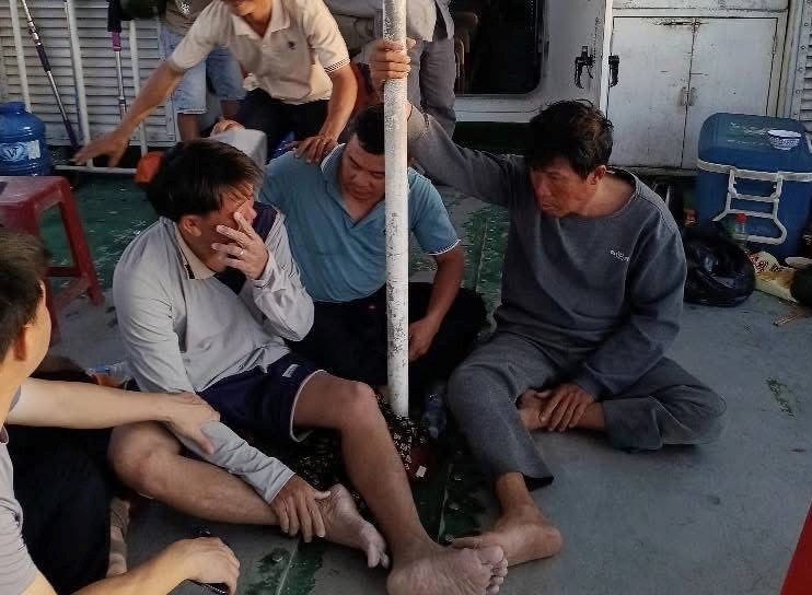 Phép màu đã xuất hiện: Cả 3 người mất tích trên biển Lý Sơn giữa bão số 13 đã được cứu sống sau 2 ngày lênh đênh giữa biển - Ảnh 4. Phép màu đã xuất hiện: Cả 3 người mất tích trên biển Lý Sơn giữa bão số 13 đã được cứu sống sau 2 ngày lênh đênh giữa biển - Ảnh 4.