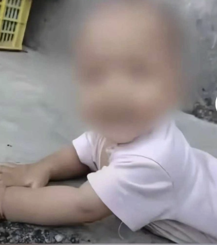 Hai bé gái ở Trung Quốc hành hung bé trai 7 tháng tuổi đến tử vong: Không thể khởi tố vì “chưa đủ 12 tuổi” - Ảnh 2.