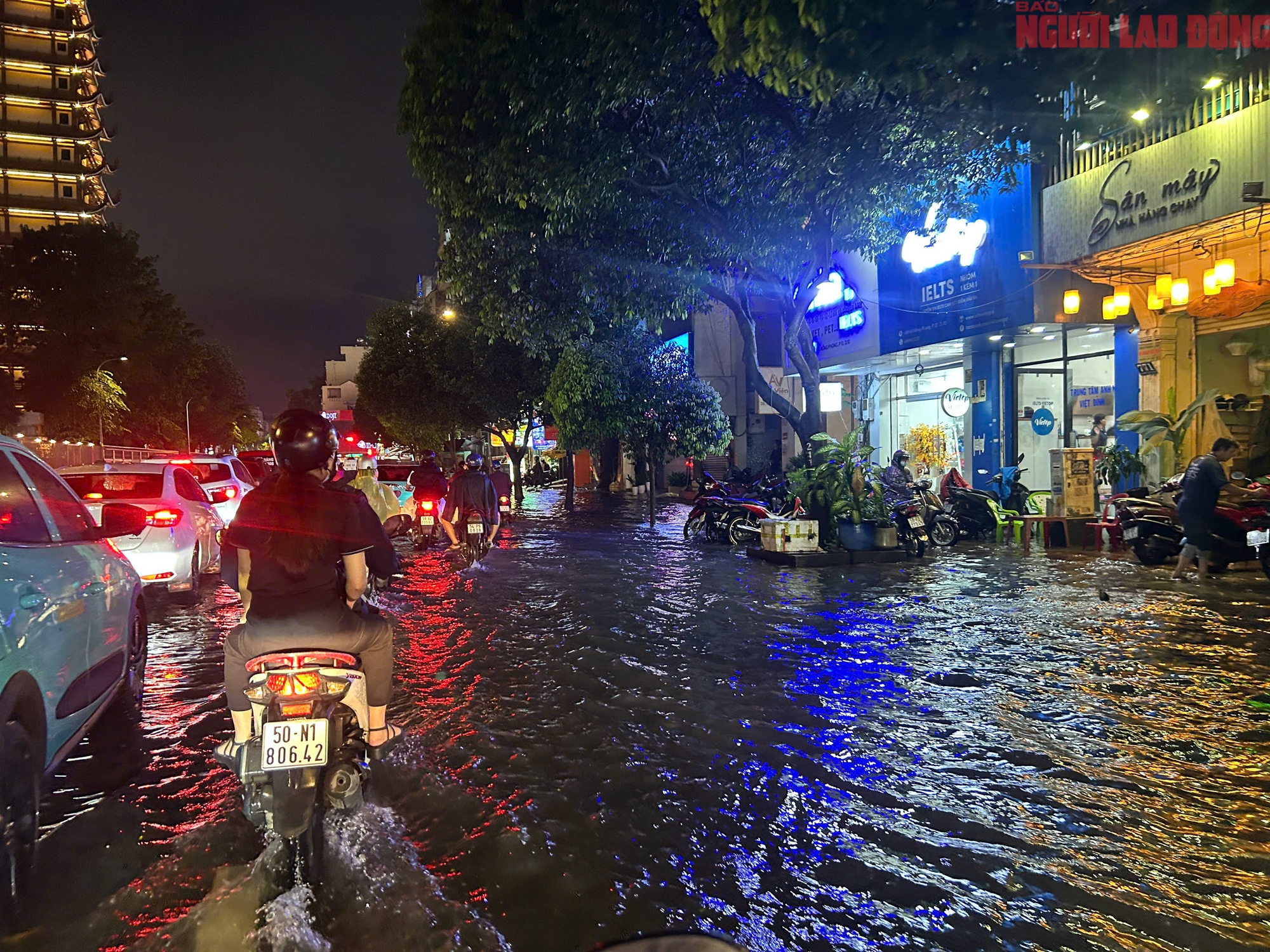 Bì bõm trên nhiều tuyến đường trung tâm TP HCM tối cuối tuần, xe chết máy, nước tràn vào quán - Ảnh 20. Trung tâm TP HCM bất ngờ mưa rất to, nước ngập thành sông - Ảnh 2.