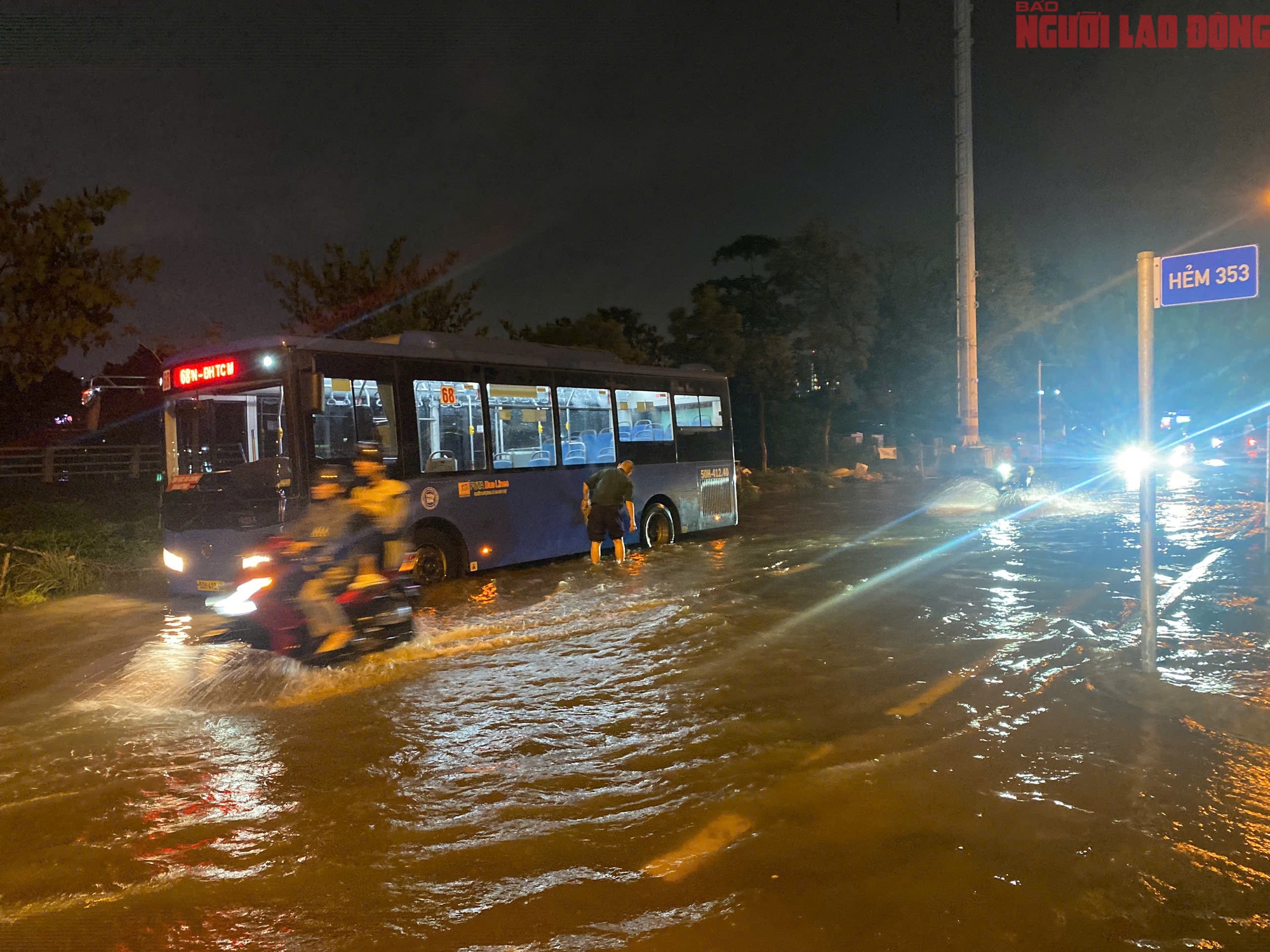 Bì bõm trên nhiều tuyến đường trung tâm TP HCM tối cuối tuần, xe chết máy, nước tràn vào quán - Ảnh 21. Trung tâm TP HCM bất ngờ mưa rất to, nước ngập thành sông - Ảnh 3.