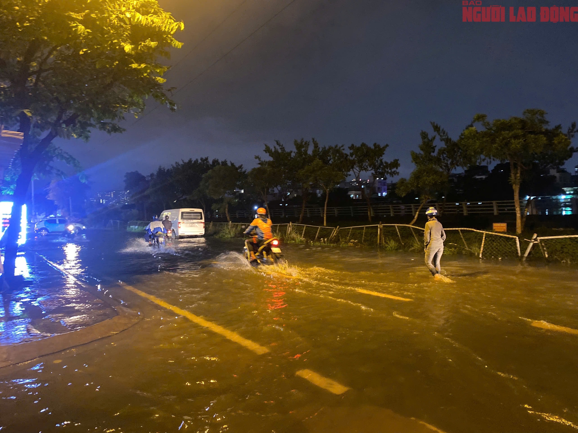 Bì bõm trên nhiều tuyến đường trung tâm TP HCM tối cuối tuần, xe chết máy, nước tràn vào quán - Ảnh 22. Trung tâm TP HCM bất ngờ mưa rất to, nước ngập thành sông - Ảnh 4.