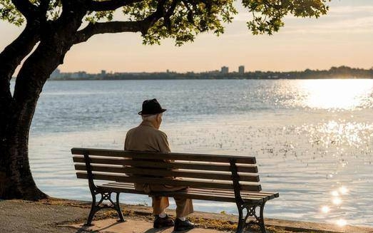 Những người trên 70 tuổi, bất kể có bao nhiêu con, nên chuẩn bị cho khả năng &quot;sống trong cô đơn&quot;?