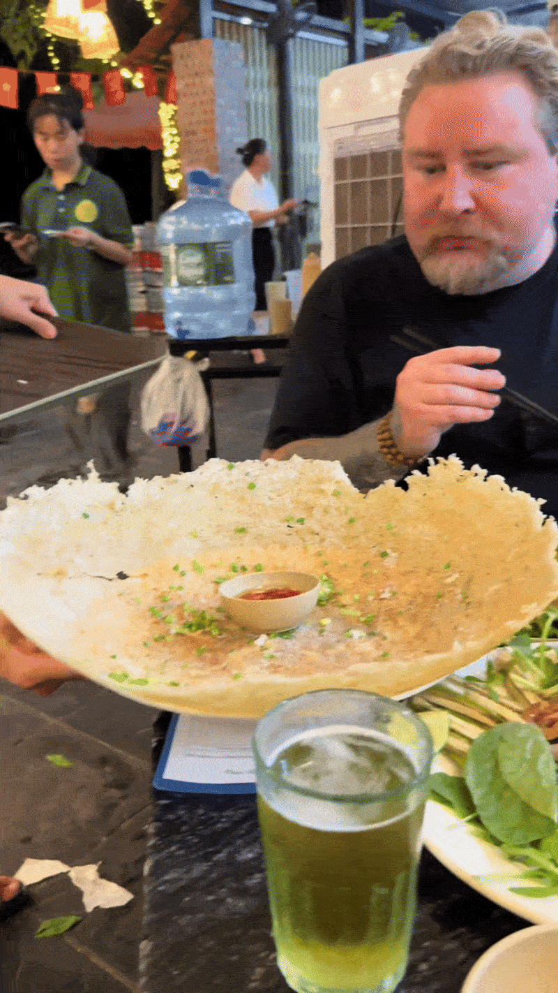 Khách Tây trầm trồ trước món đặc sản bình dân Việt Nam, nhận xét: 