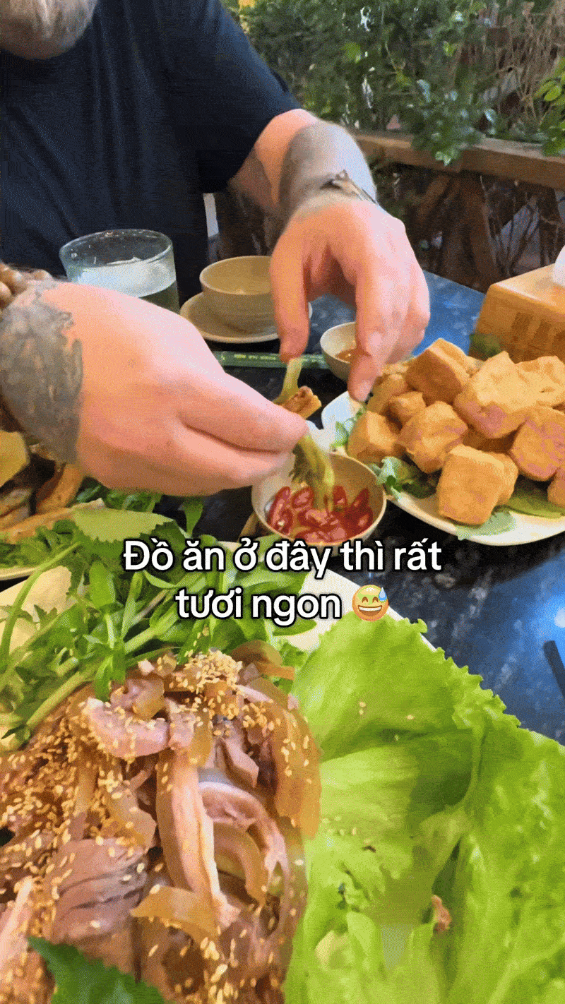 Khách Tây trầm trồ trước món đặc sản bình dân Việt Nam, nhận xét: 