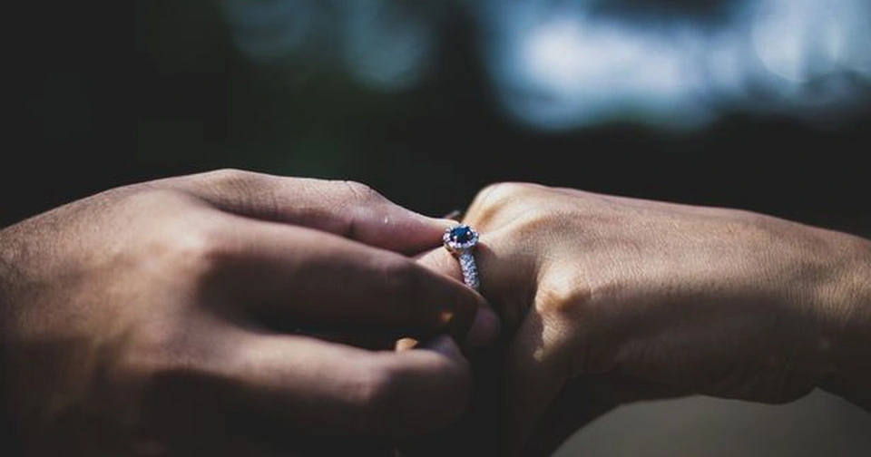 Cô gái bật khóc khi phát hiện chồng sắp cưới nhiễm HIV và cái kết đầy bất ngờ- Ảnh 1.