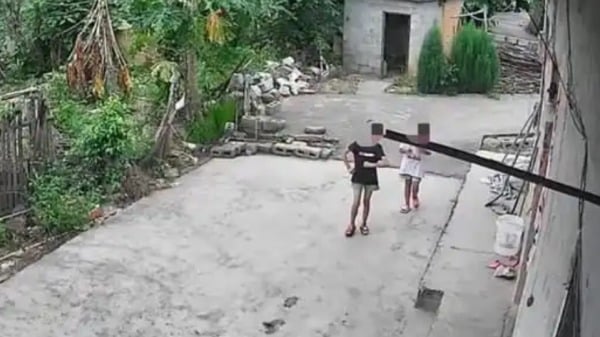 Hai bé gái ở Trung Quốc hành hung bé trai 7 tháng tuổi đến tử vong: Không thể khởi tố vì “chưa đủ 12 tuổi” - Ảnh 1.