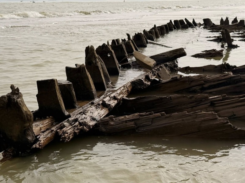 Sau bão Kalmaegi, người dân bất ngờ phát hiện vật lạ dài, báu vật từng mất dấu nay lại hiện rõ mồn một, công nghệ phân tích có gì? - Ảnh 2.