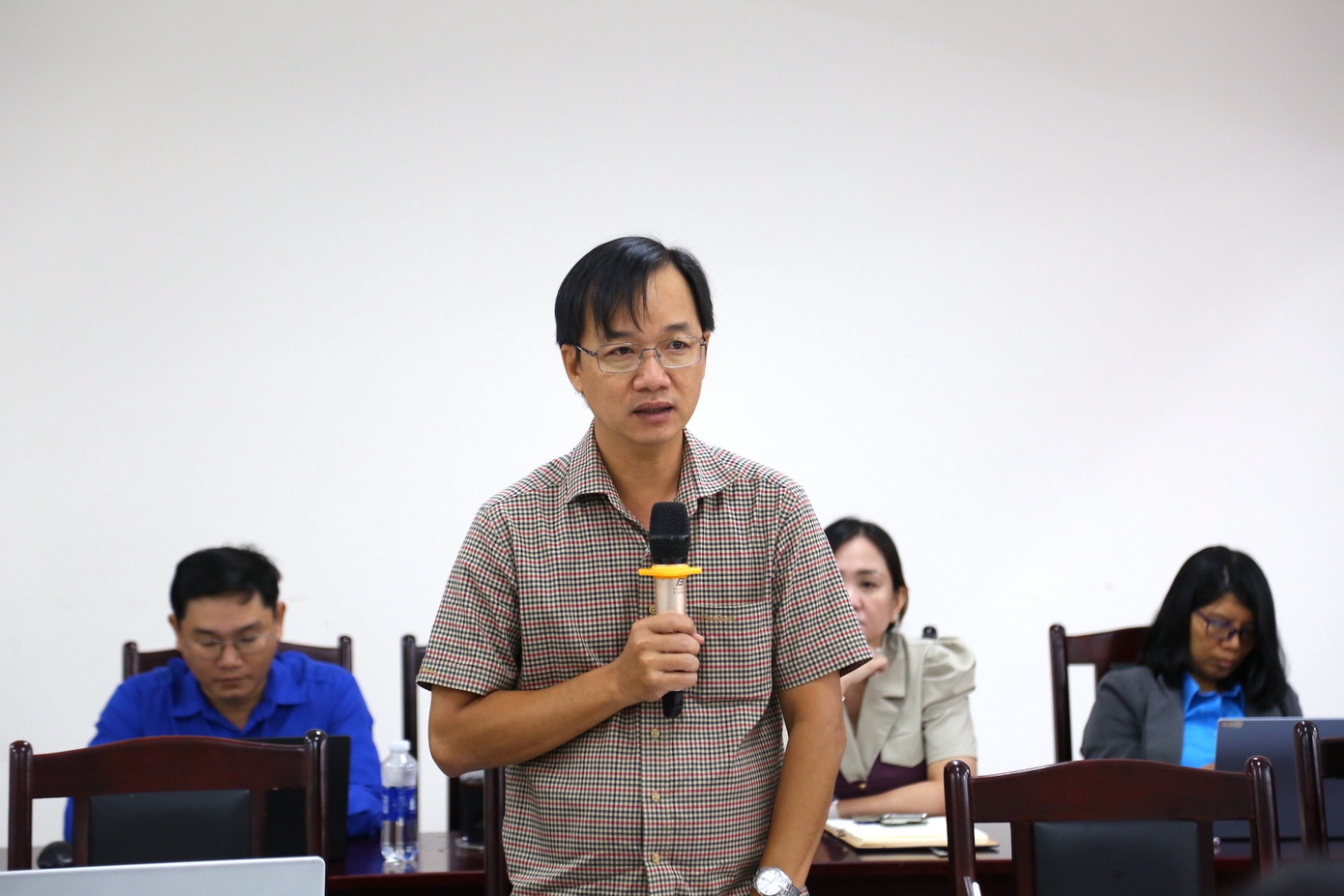 Chấm dứt hợp đồng với thầy giáo dẫn nữ sinh vào khách sạn - Ảnh 1.