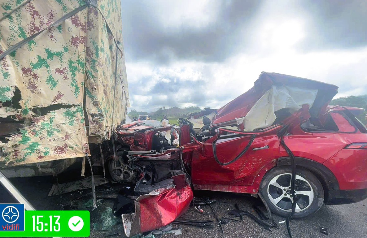 &ocirc; t&ocirc; 7 chỗ t&ocirc;ng v&agrave;o h&ocirc;ng xe đầu k&eacute;o tr&ecirc;n cao tốc, l&aacute;i xe tử vong - Ảnh 1.