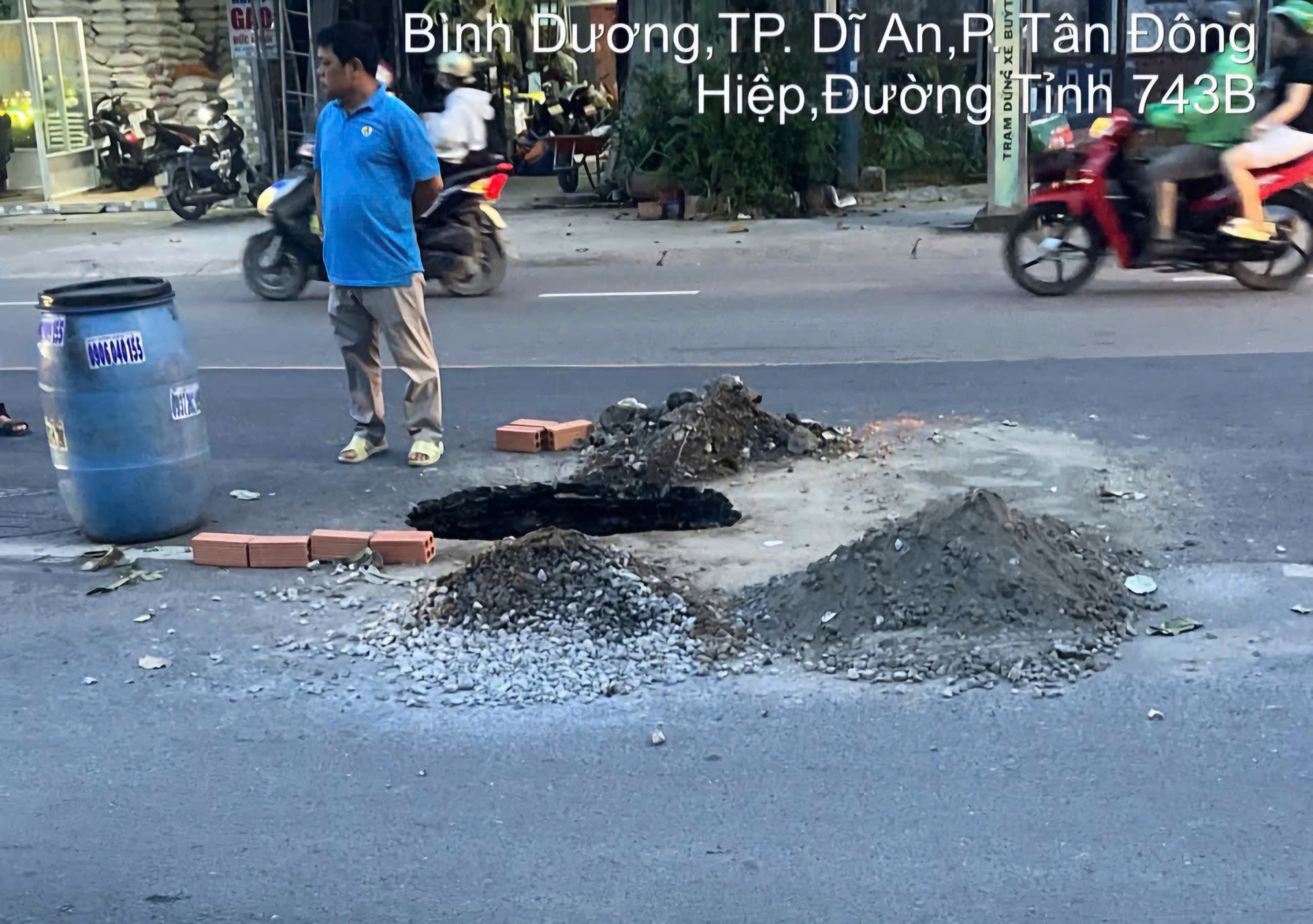 Chiếc hố sâu 2,5 mét xuất hiện, người dân 1 phường ở TP HCM liền cảnh báo khẩn cấp  - Ảnh 3.