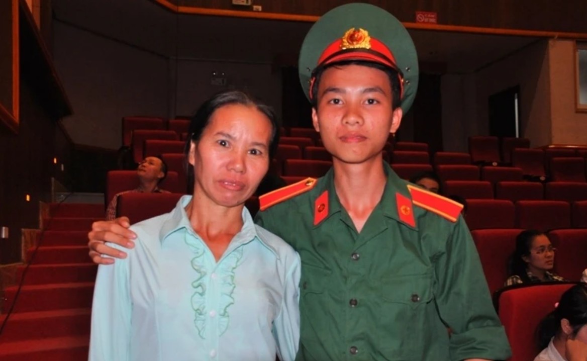 Bác sĩ khiến hơn 2 triệu người thán phục: Bố và anh mất vì ung thư, mẹ đi phụ hồ, chàng trai 38kg đạp xe rách lốp trở thành thủ khoa ĐH - Ảnh 2. Bác sĩ khiến hơn 2 triệu người thán phục: Bố và anh mất vì ung thư, mẹ đi phụ hồ, chàng trai 38kg đạp xe rách lốp trở thành thủ khoa ĐH - Ảnh 2.