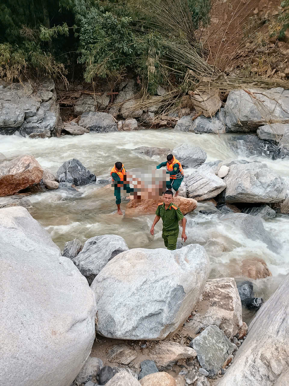 Nước lớn đột ngột đổ về, 5 em nhỏ tắm sông bị cuốn trôi - Ảnh 1. Không mưa nhưng nước lớn bất thường, 2 học sinh ở Đà Nẵng gặp nạn thương tâm - Ảnh 1.