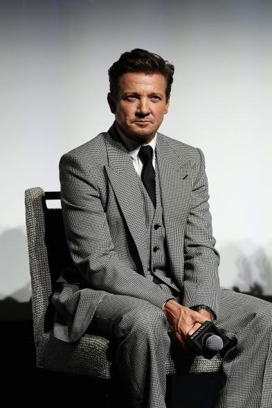 jeremy-renner-speaks-onstage-pan-1762593232416775627356-1762675658049-1762675658704238584162.jpg