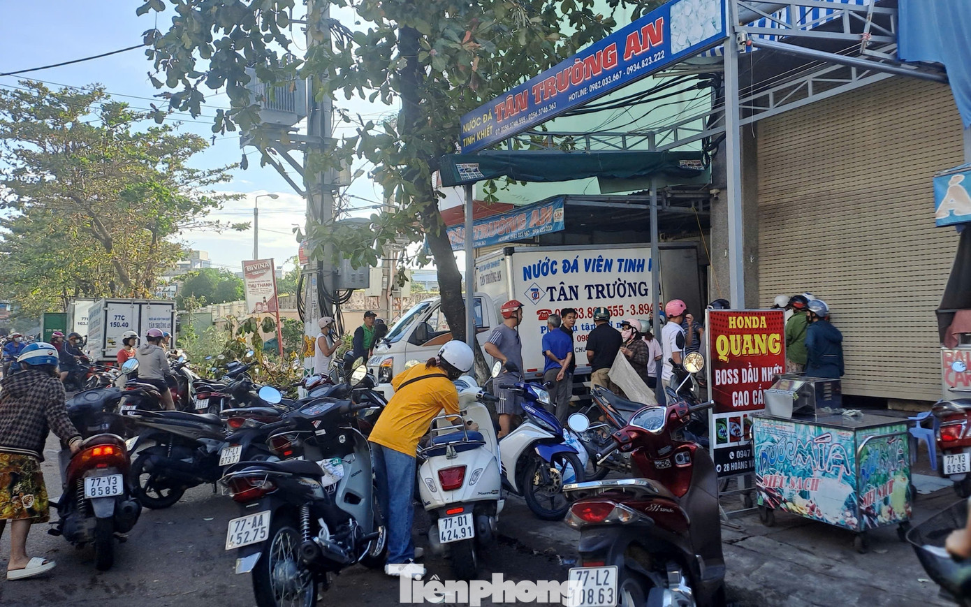 Sau bão số 13, người dân ở Gia Lai chen nhau mua đá lạnh vì mất điện kéo dài - Ảnh 2.