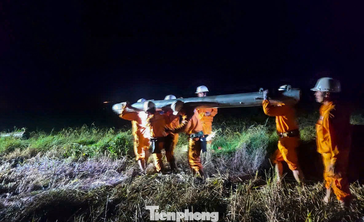 Sau bão số 13, người dân ở Gia Lai chen nhau mua đá lạnh vì mất điện kéo dài - Ảnh 4.