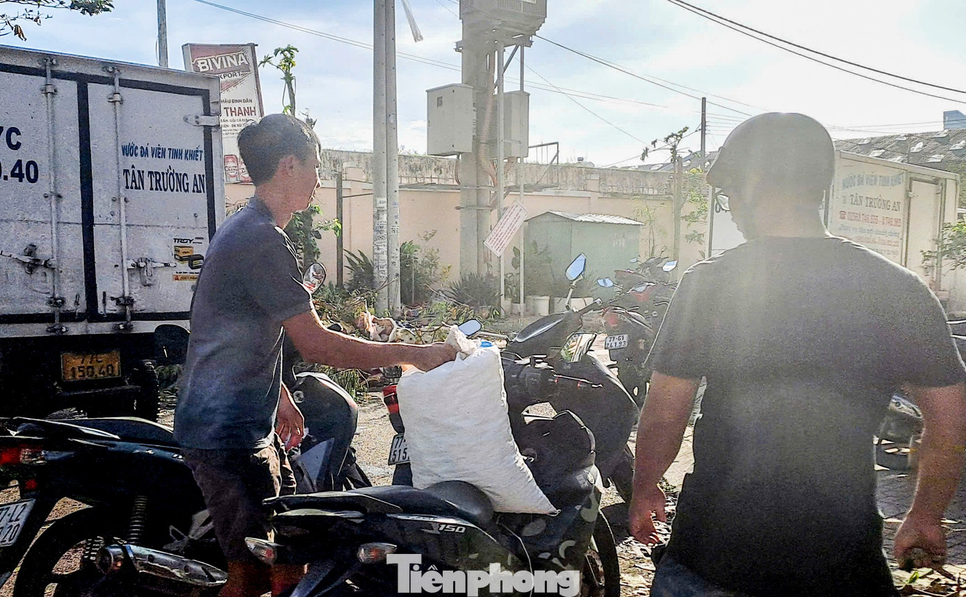 Sau bão số 13, người dân ở Gia Lai chen nhau mua đá lạnh vì mất điện kéo dài - Ảnh 3.